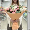 Кустовые розы Мадам Бомбастик с маттиолой